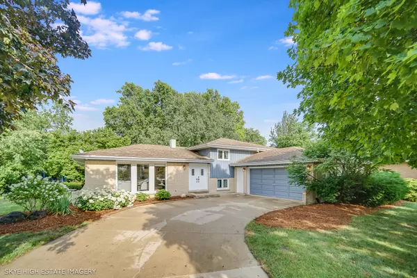 353 Eagle LN, Bloomingdale, IL 60108