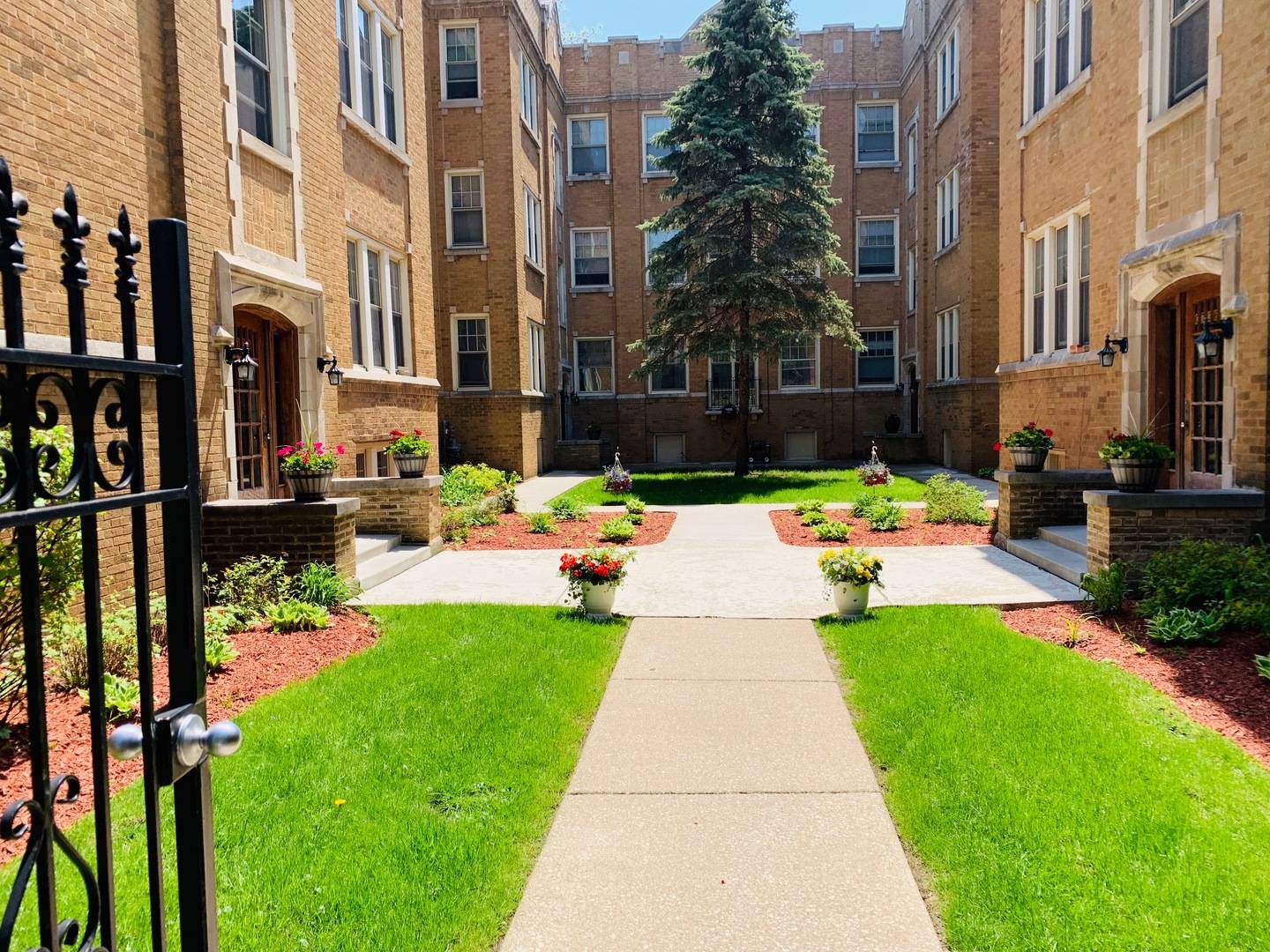 734 Reba PL #F3, Evanston, IL 60202