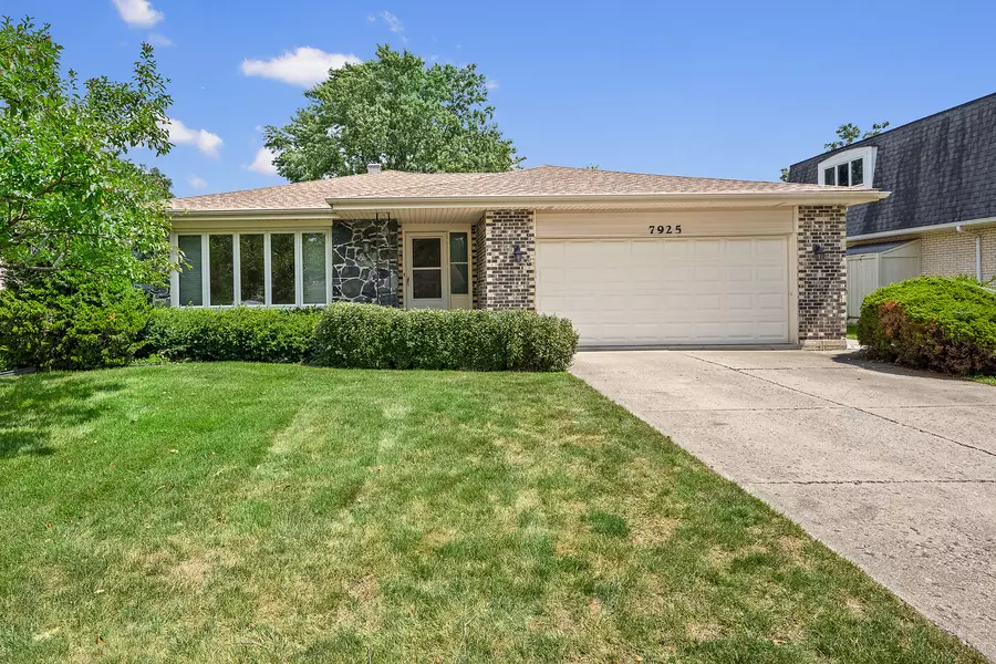 7925 Farmingdale DR, Darien, IL 60561