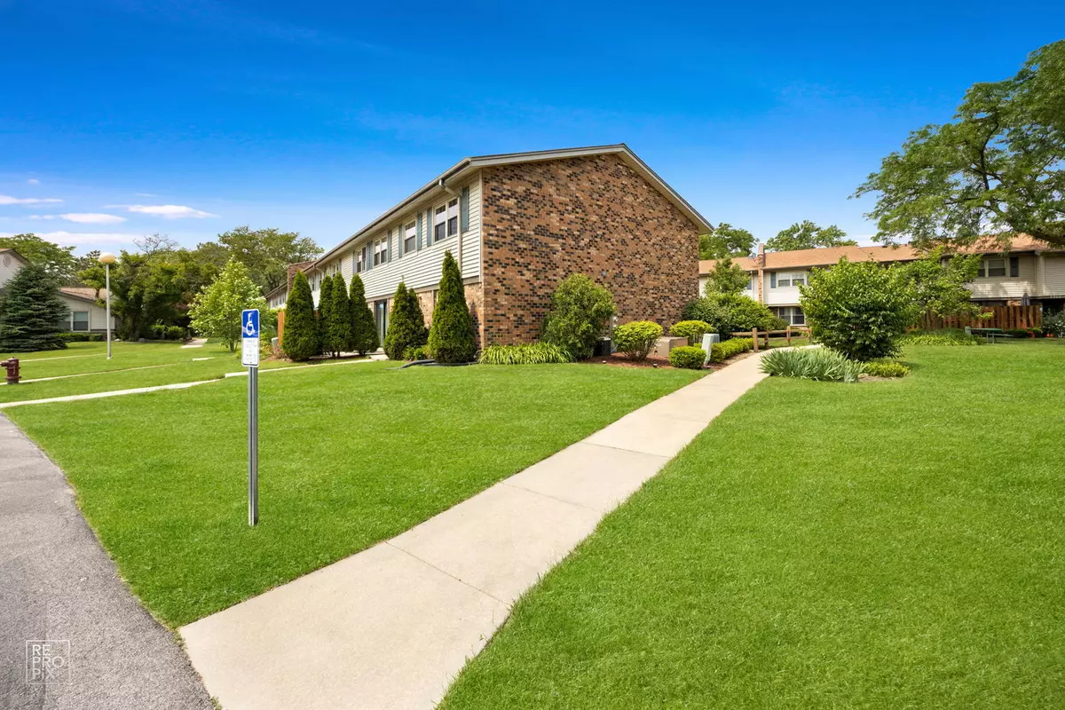 Downers Grove, IL 60516,7312 Winthrop WAY #11