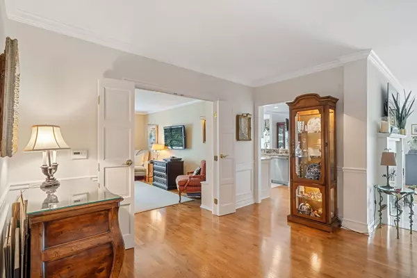 Oak Brook, IL 60523,5 Oak Brook Club DR #N303