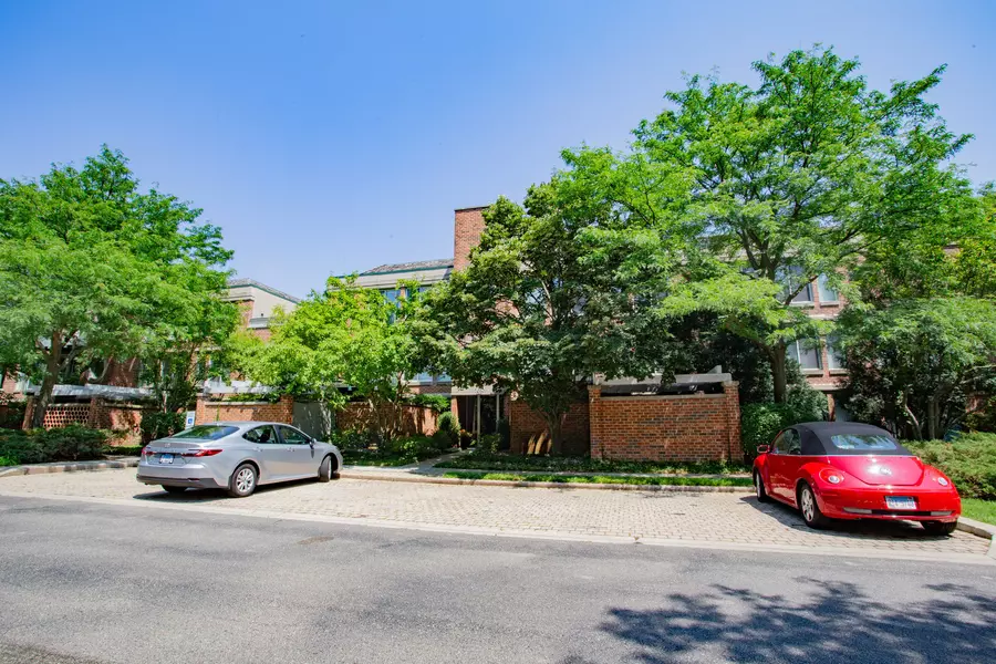 7030 Arbor LN #103, Northfield, IL 60093
