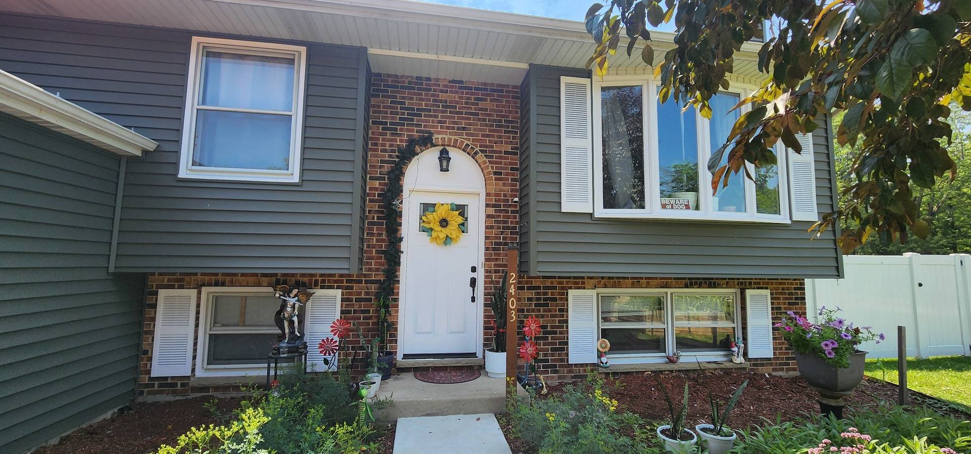 2403 High Point DR, Lindenhurst, IL 60046