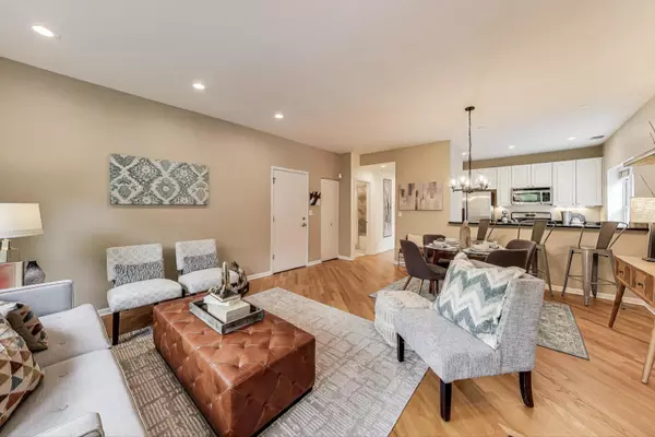 Chicago, IL 60657,1043 W School ST #208