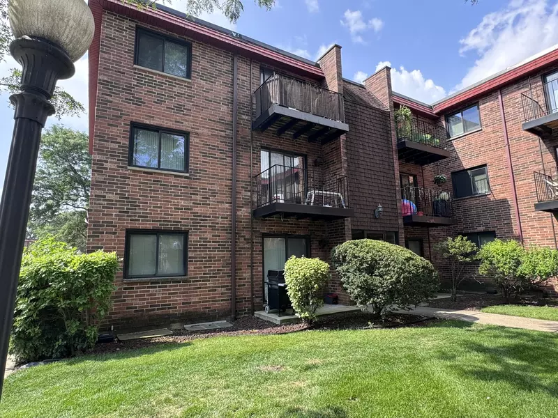 1785 W Algonquin RD #2A, Mount Prospect, IL 60056