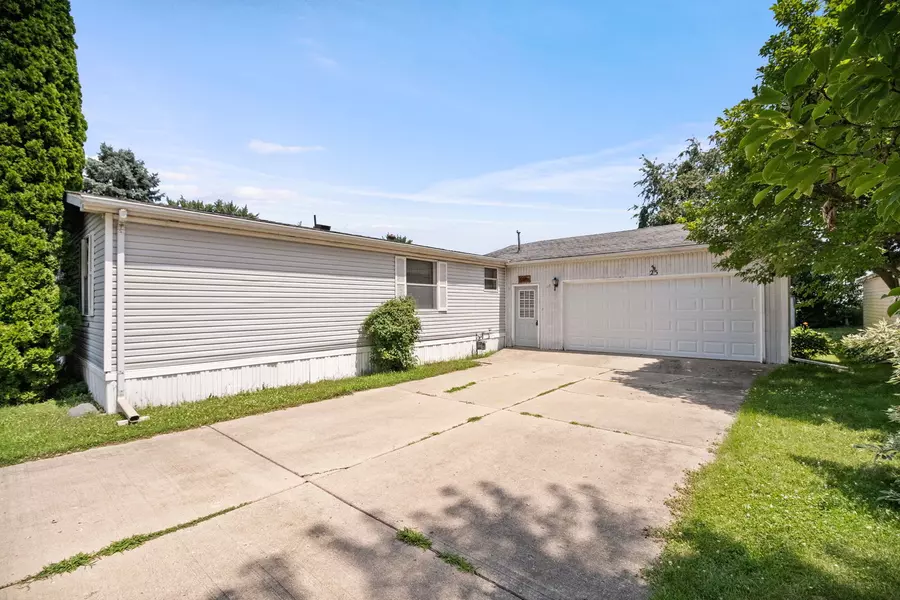 25 Cedar LN, Sandwich, IL 60548