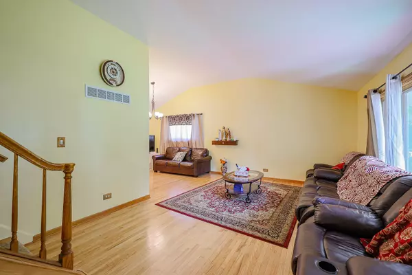 Mount Prospect, IL 60056,1812 E Apache LN