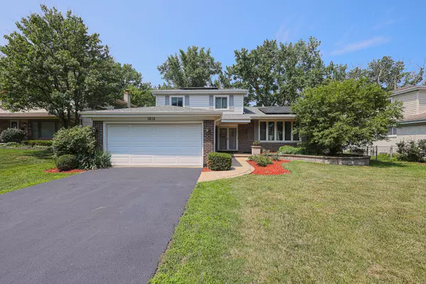 1812 E Apache LN, Mount Prospect, IL 60056