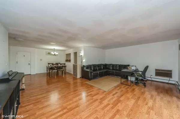 Glenview, IL 60025,10385 Dearlove RD #2G
