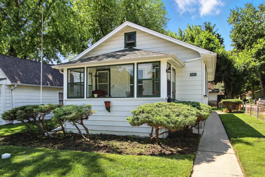 907 W Grove AVE, Waukegan, IL 60085