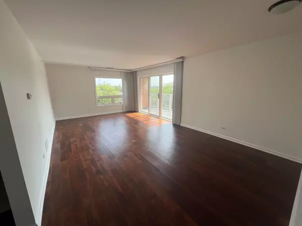 Libertyville, IL 60048,1635 N Milwaukee AVE #403