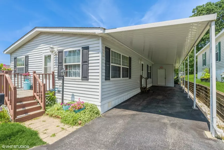 707 Hillcrest LN, Crystal Lake, IL 60014