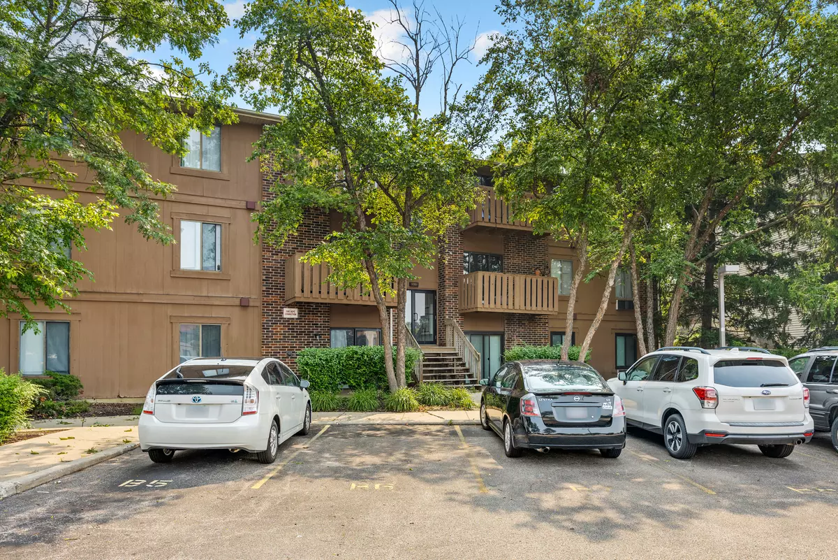 Roselle, IL 60172,1081 Rodenburg RD #105