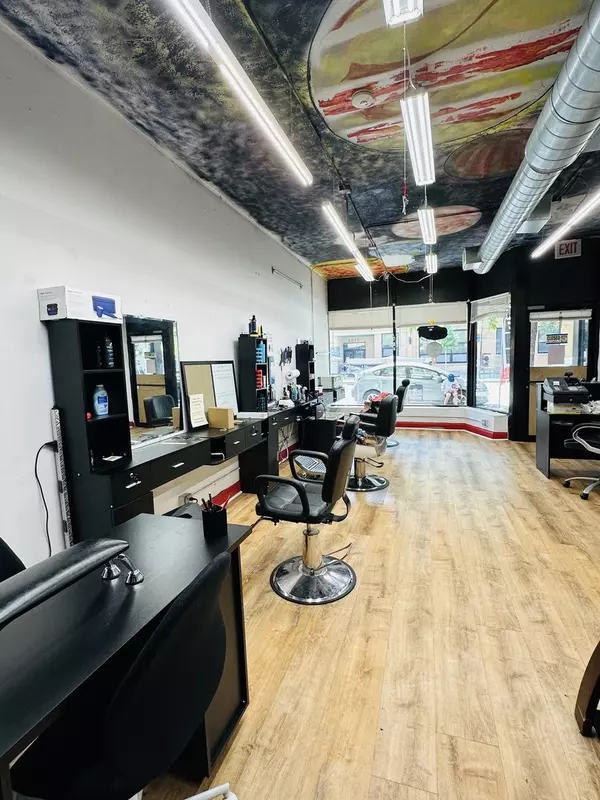 Chicago, IL 60618,2024 W Montrose AVE