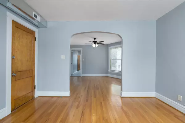 Chicago, IL 60618,3337 W Cullom AVE #3