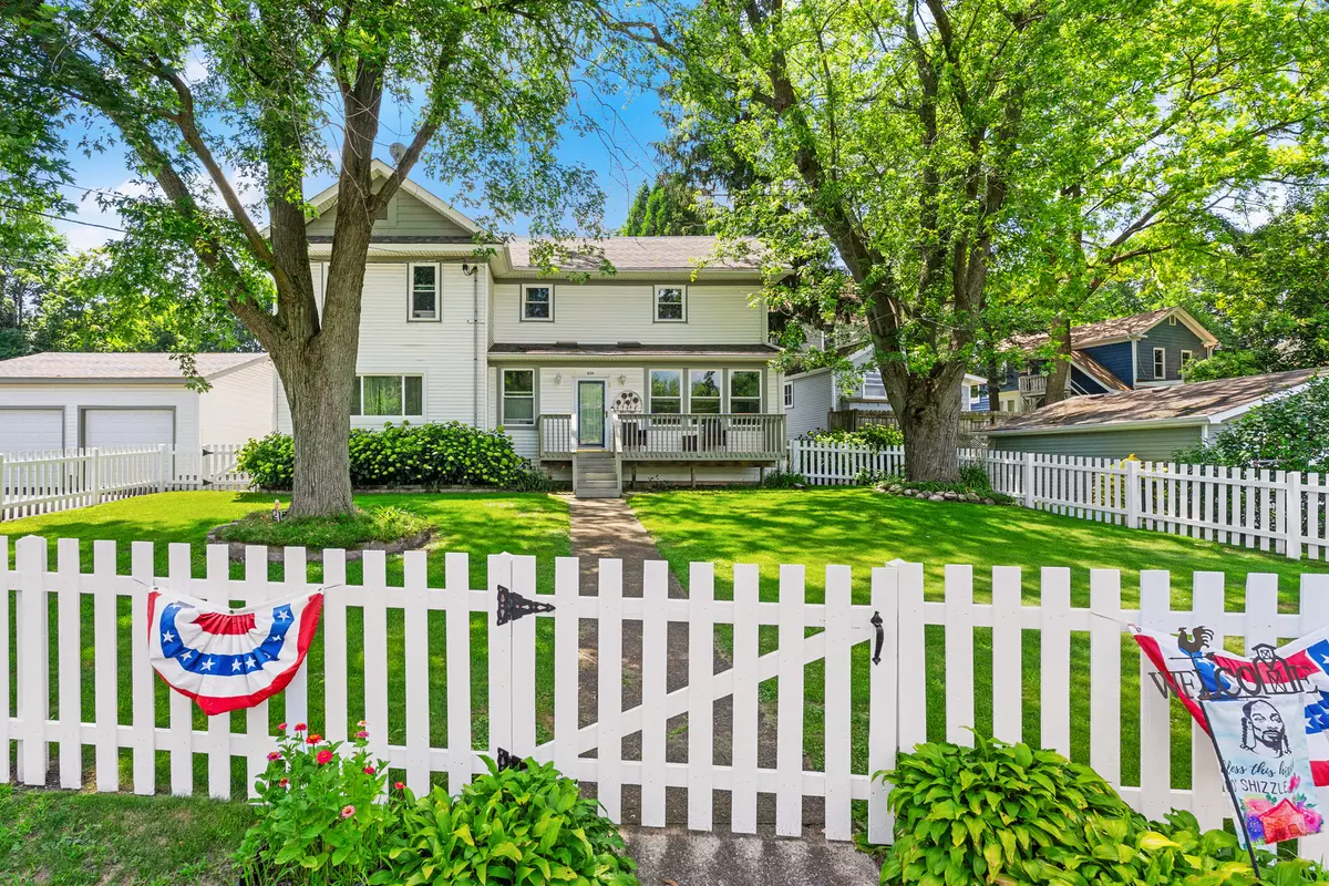 Woodstock, IL 60098,434 Lake AVE