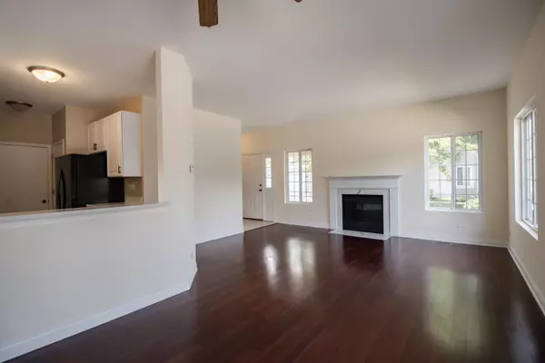 South Elgin, IL 60177,325 Windsor CT #A