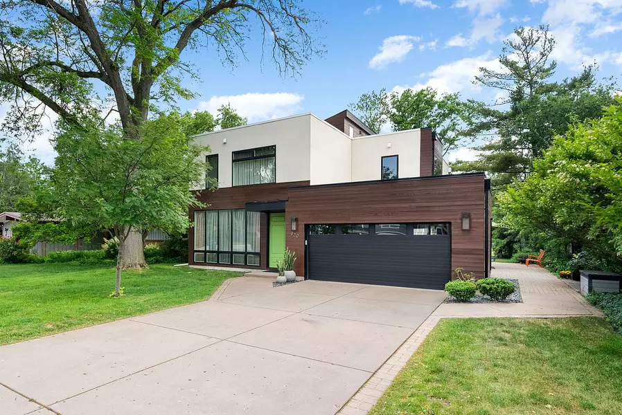 920 Appletree LN, Deerfield, IL 60015