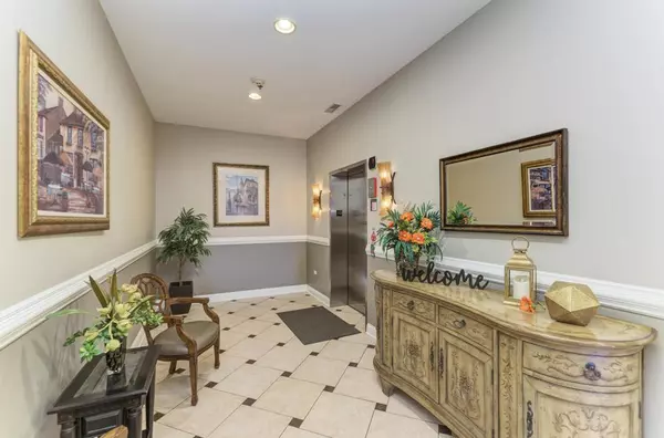 Addison, IL 60101,1210 N Foxdale DR #105