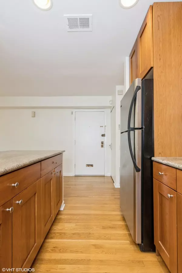 Chicago, IL 60614,2053 N Larrabee ST #1