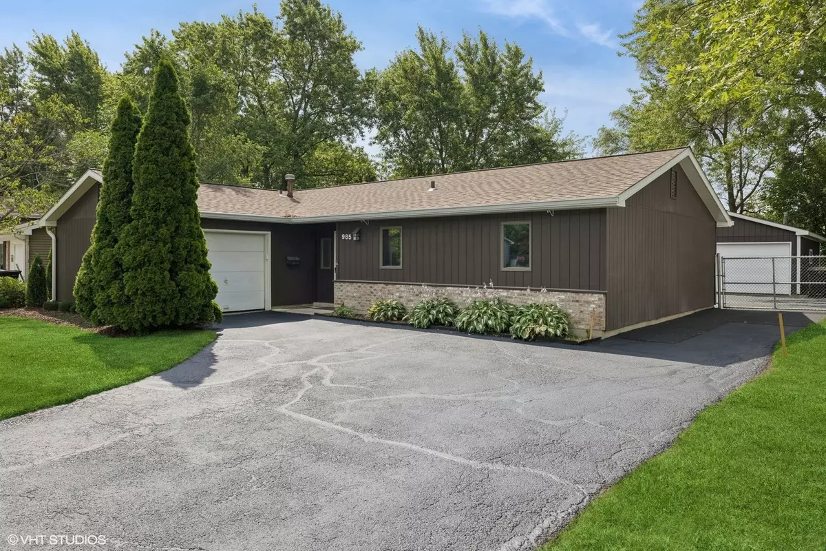 Lake Zurich, IL 60047,985 HEARTWOOD LN
