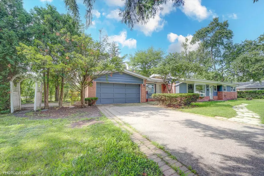 2411 Fontana DR, Glenview, IL 60025