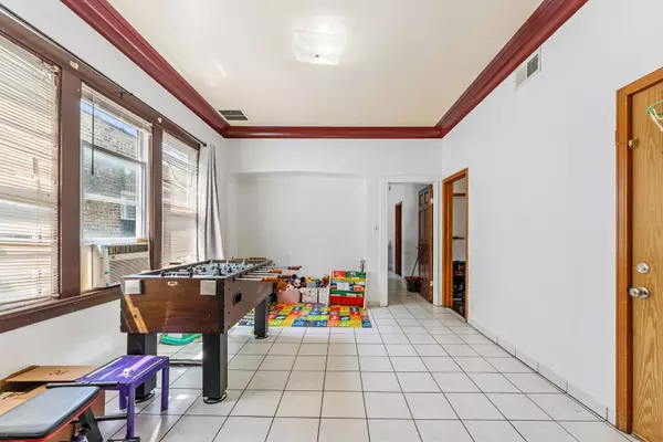 Chicago, IL 60618,2826 N Rockwell ST