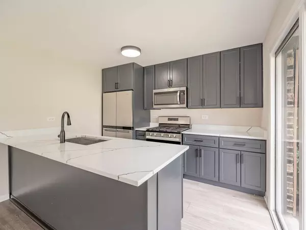 Warrenville, IL 60555,2S739 Winchester CIR #1