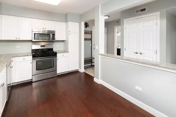 Niles, IL 60714,7071 W Touhy AVE #307
