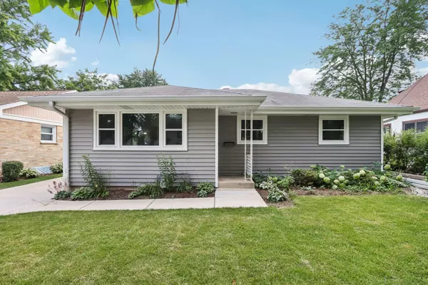 324 N SHADDLE AVE, Mundelein, IL 60060