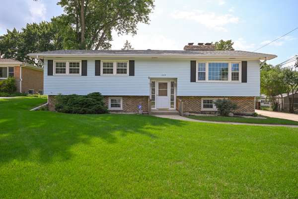 620 Pinecroft DR, Roselle, IL 60172
