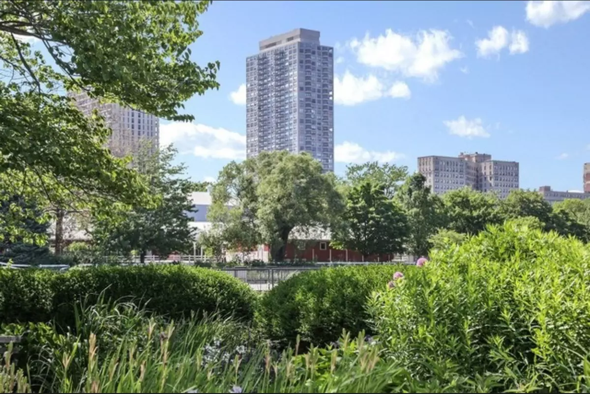 Chicago, IL 60614,2020 N Lincoln Park West #14B