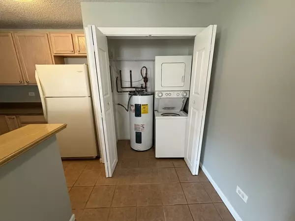 Palatine, IL 60074,1975 N Hicks RD #108