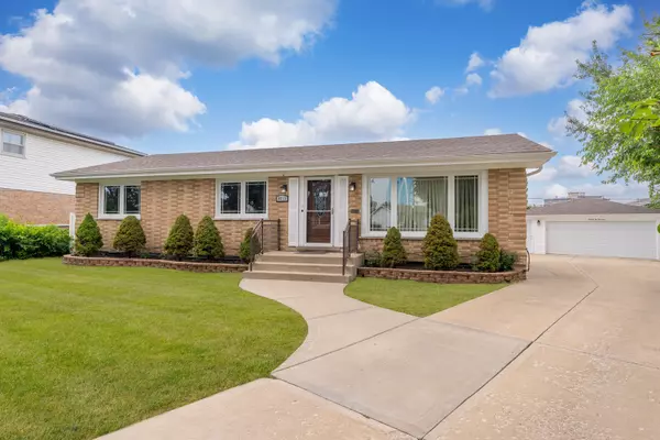 8213 W Lyons ST, Niles, IL 60714