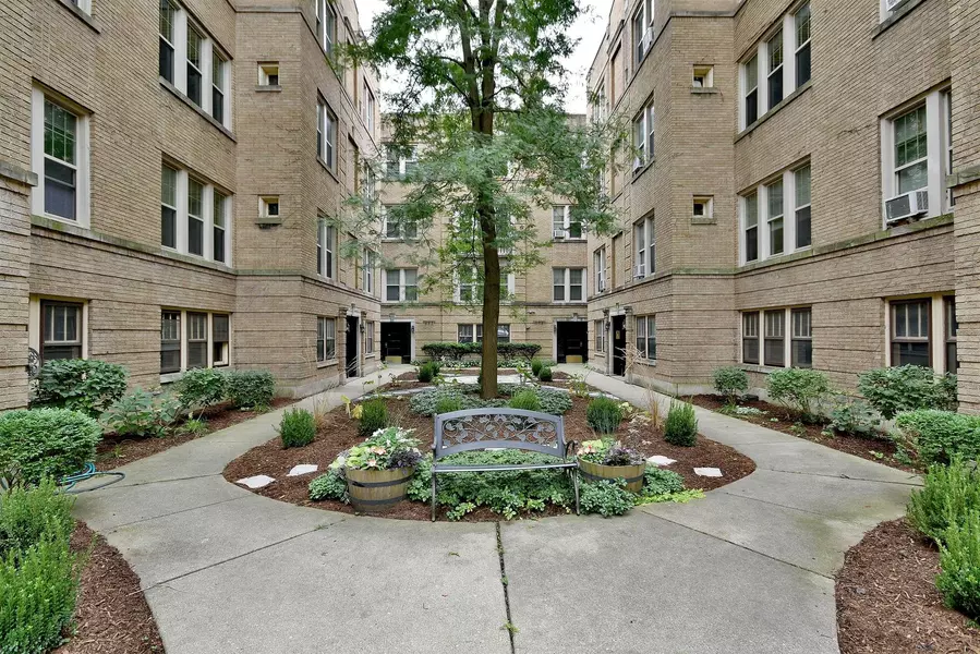225B Washington BLVD #2, Oak Park, IL 60302