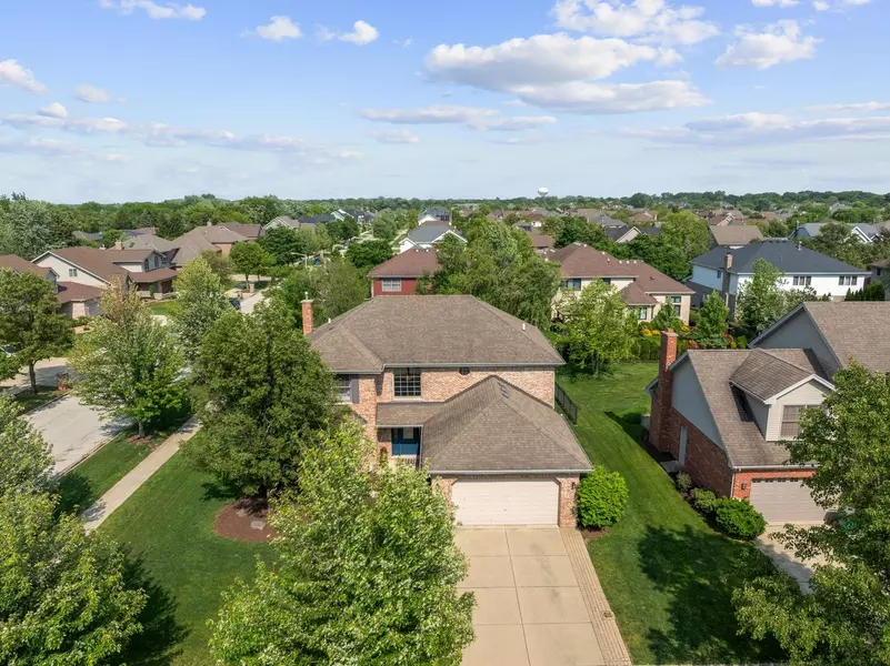 1215 Pendleton DR, Lemont, IL 60439