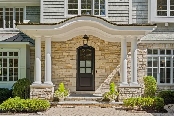 Lake Bluff, IL 60044,326 E Witchwood LN