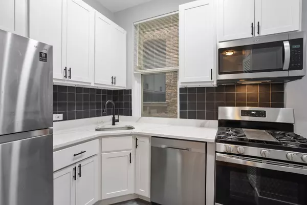 Chicago, IL 60657,3136 N Clifton AVE