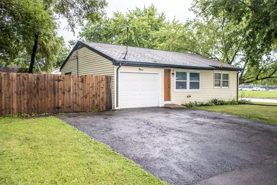9 Helm RD, Carpentersville, IL 60110