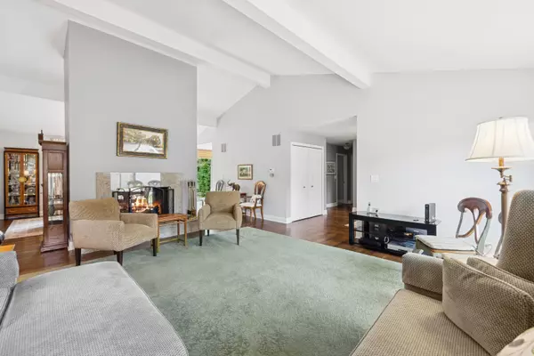 Oak Brook, IL 60523,100 Briarwood CIR