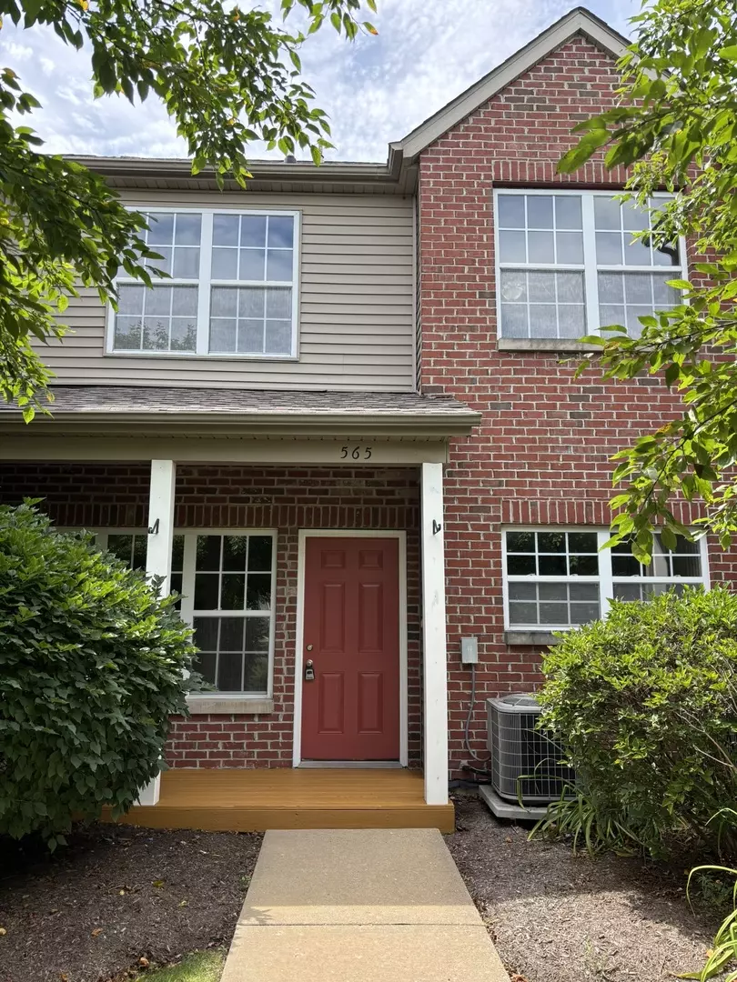 Sycamore, IL 60178,565 CLAYTON CIR #CO
