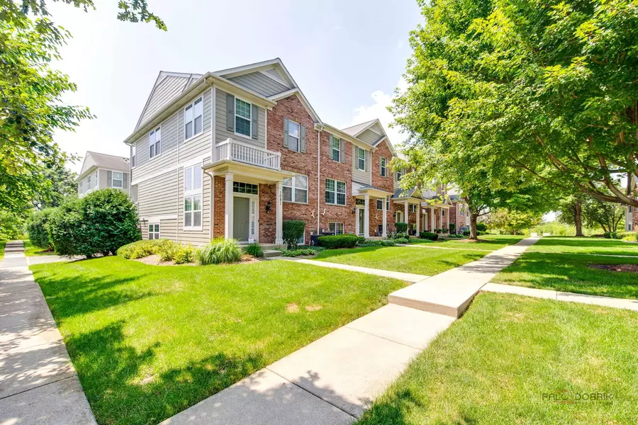 1077 Crane PT, Elgin, IL 60124