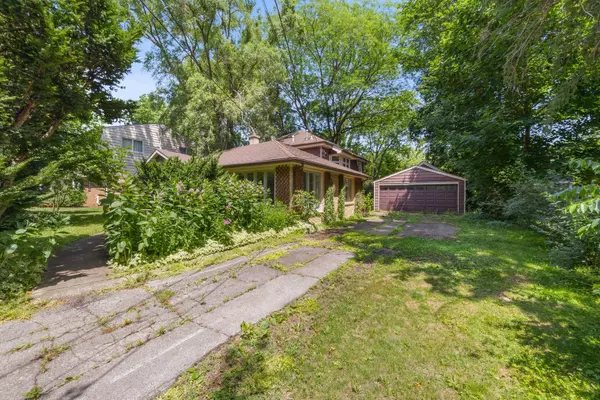 Libertyville, IL 60048,614 Riverside DR