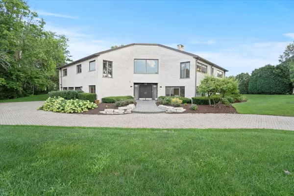 1912 Midwest Club Pkwy, Oak Brook, IL 60523