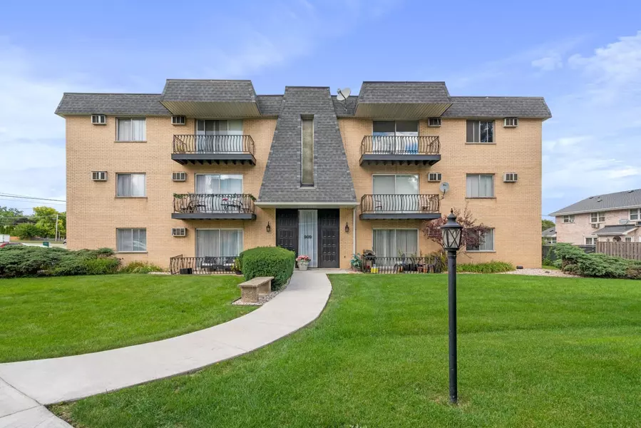 913 Plainfield RD #8, Darien, IL 60561