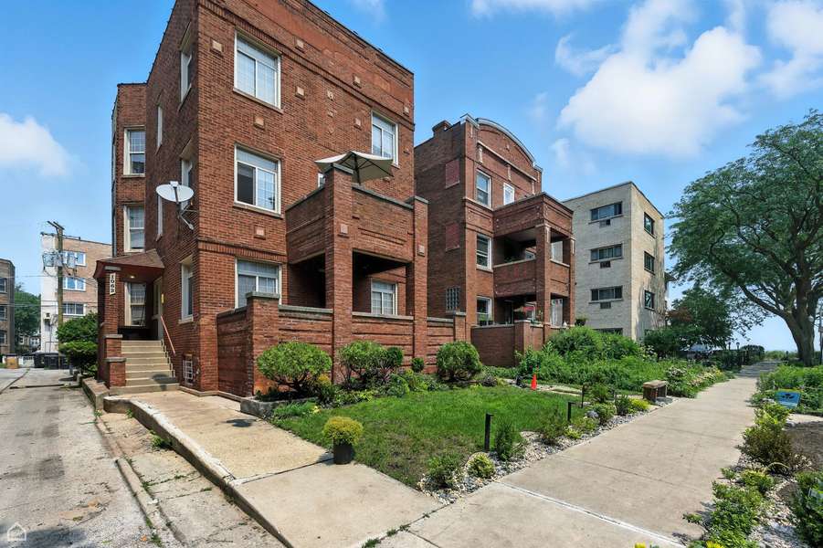 1062 W Columbia AVE, Chicago, IL 60626