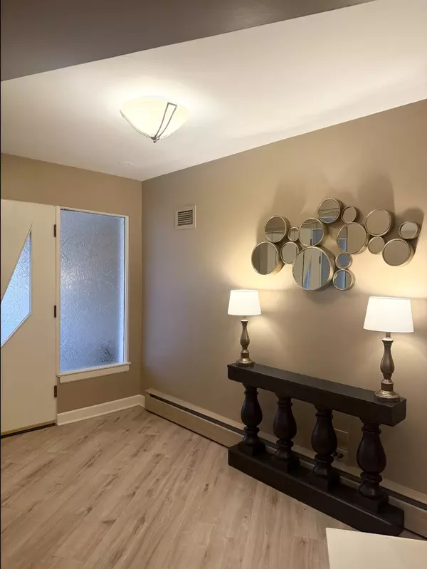 Itasca, IL 60143,711 E Greenview RD