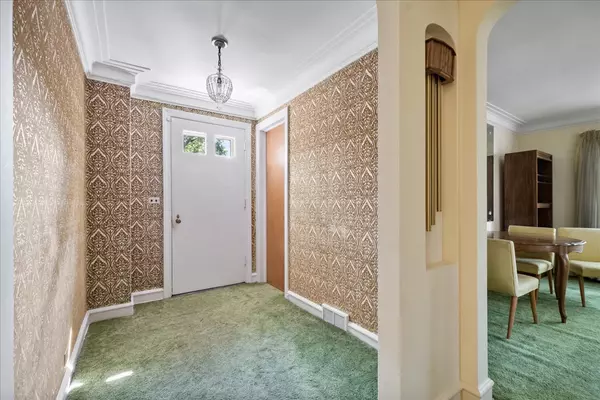 Chicago, IL 60646,6745 N Leoti AVE