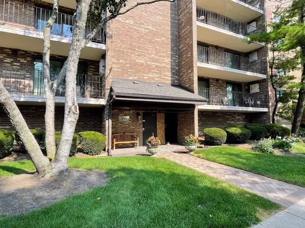Des Plaines, IL 60016,555 Graceland AVE #206