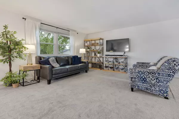 Hoffman Estates, IL 60192,1669 W Bayside CT